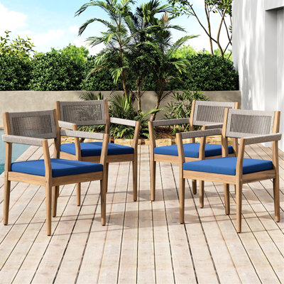 Ensemble de 4 chaises de jardin tressées en bois, résistantes aux intempéries, avec corde beige, coussins bleu marine et structure en bois.