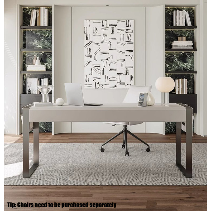 Bureau en bois massif et cuir de selle blanc, H 29,53 po x l 62,99 po x P 23,62 po