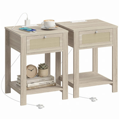 Ensemble de 2 tables de chevet modernes de style champêtre avec station de recharge, tiroir en rotin et étagère de rangement ouverte, tables d'appoint aspect bois pour chambre et salon