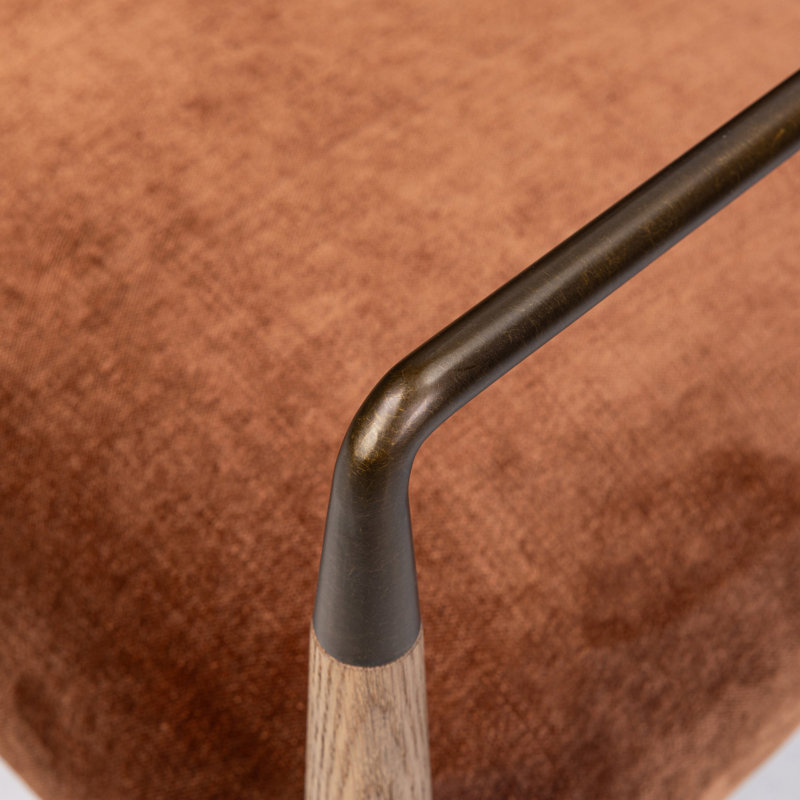 Chaise avec accoudoirs rembourrée Damari, Drifted Oak/Brushed Brass, Altair Sienna