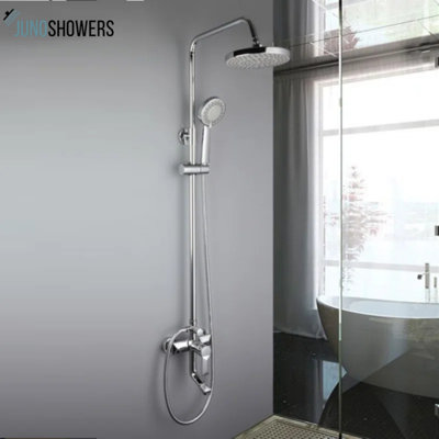 Pomme de douche à pluie avec finition chromée et installation murale pour une utilisation extérieure