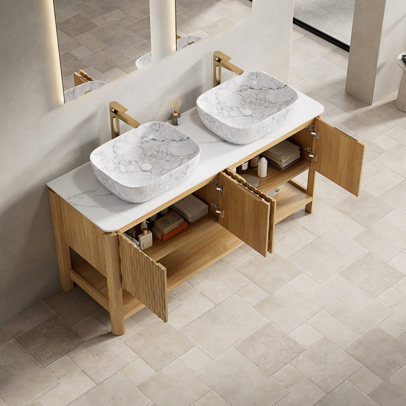 Meuble-lavabo et éviers de salle de bain Sharma 60 po, armoire de rangement autoportante en contreplaqué avec 4 portes en bambou texturé et tablette ouverte, 2 lavabos en céramique à motif marbre et plateau en pierre frittée blanc de Carrare, couleur grain de bois