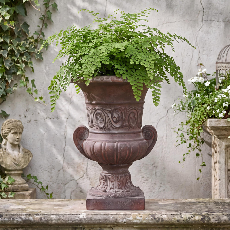 Pot de fleurs Giordano Classic MGO de 52,4 cm de hauteur, avec coupe cannelée, poignées en volute et socle, idéal pour le jardin et la terrasse.