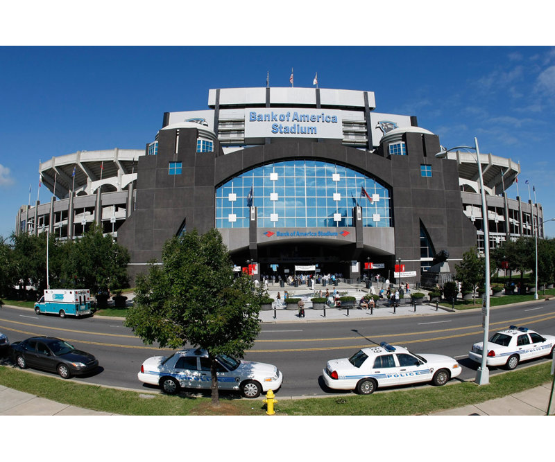 Bank of America Stadium, H 16 po x l 24 po