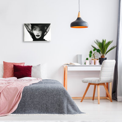 «Intense Woman Gaze», art mural sur bois par RB