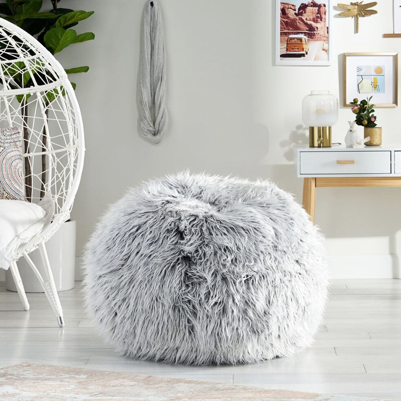 Pouf moelleux en fausse fourrure gris moelleux et argenté avec rembourrage doux en mousse de soutien
