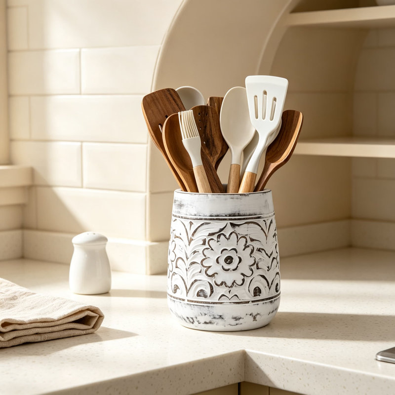 Porte-ustensiles de cuisine rustique en bois de manguier blanc sculpté à la main, orné de motifs floraux. Organisateur de comptoir idéal pour spatules, fouets, louches et autres ustensiles de cuisine.