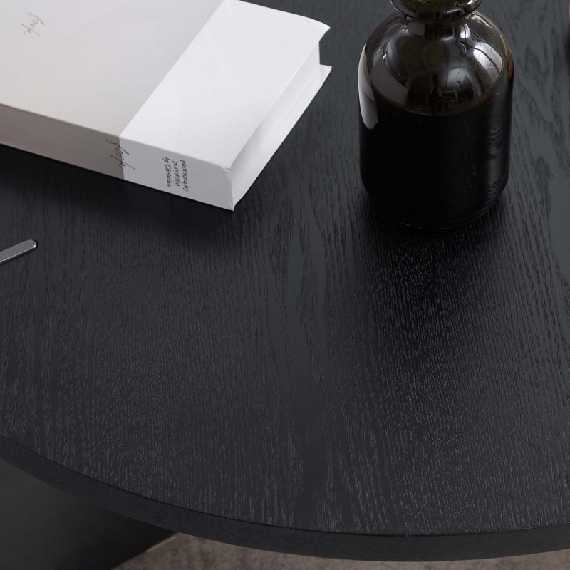 Table basse ronde écologique avec plateau en stratifié lisse et structure en métal durable, parfaite pour les salons modernes et élégants.