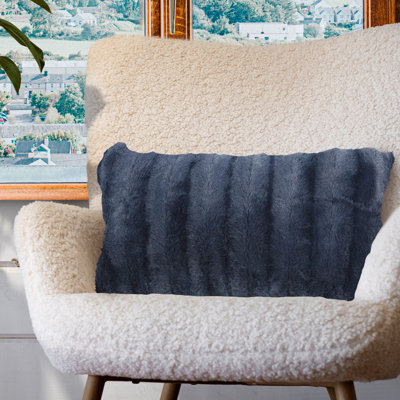 Housse de coussin en fausse fourrure Tsuguko