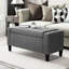Banc de rangement pour le salon avec revêtement en lin gris, plateau relevable et bouton, polyvalent comme repose-pieds, amplement de place de lit rembourré et pratique