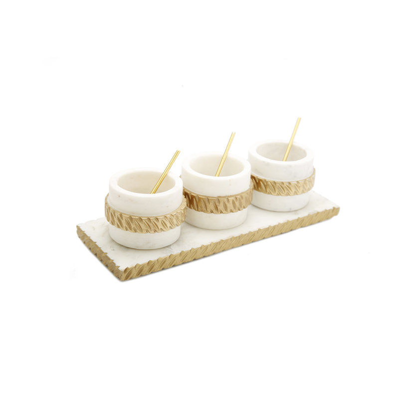 Plat blanc avec 3 cuillères à goûter et un motif doré
