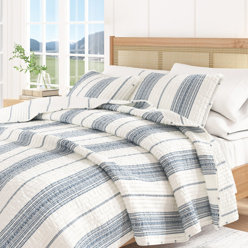 Striped Farmhouse Reversible Quilt Set with Shams, Twin / Twin XL Quilt + 1 Standard Sham, Cream / Navy