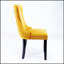 Chaise rembourrée à oreilles avec garniture cloutée et pieds en bois massif pour une assise confortable et élégante dans tout espace repas-359549143-359549129