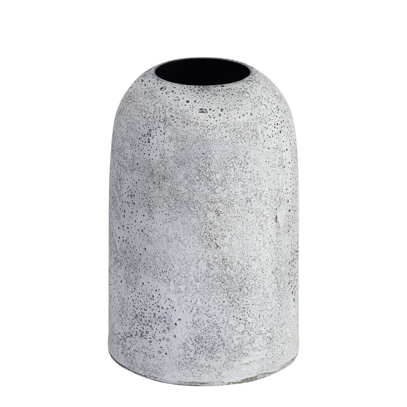 Vase antique en fer gris, Hauteur totale - 12 po