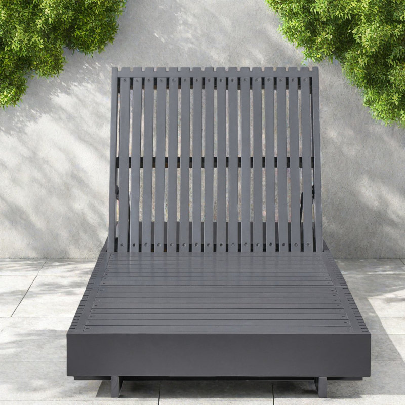 Chaise longue de patio réglable moderne, structure en bois massif gris foncé pour une utilisation au bord de la piscine