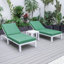 Ensemble de 2 chaises longues d'extérieur blanches Leisuremod Chelsea avec table d'appoint et coussins-70786227