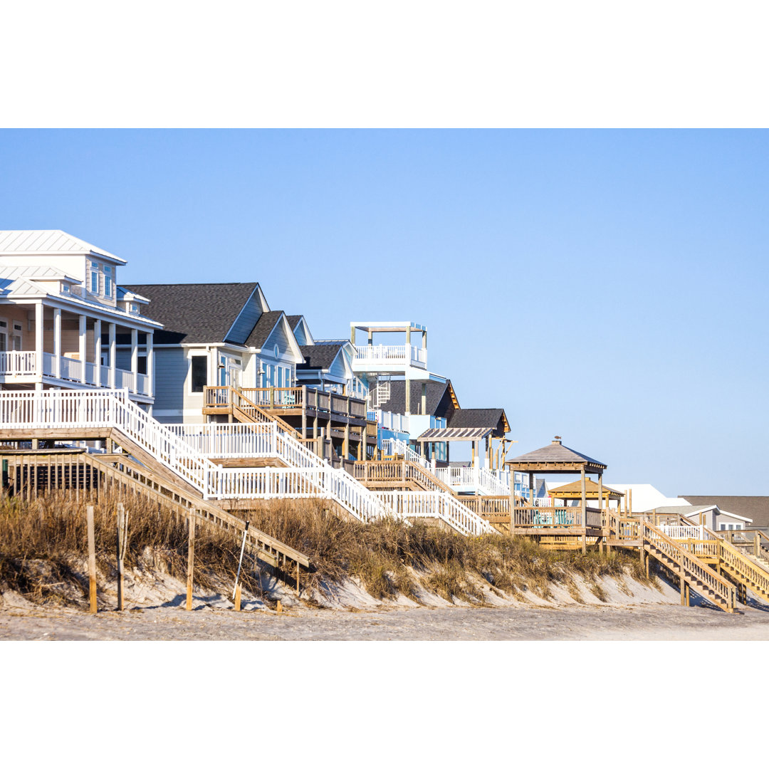 Häuser am Wasser. Surf City, North Carolina. von Peeter Viisimaa - Kunstdrucke auf Leinwand ohne Rahmen