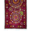 Chemin de table en soie brodée à la main 59 x 144 po. Suspension murale rétro en textile Suzani. Tapisserie bourgogne rouge