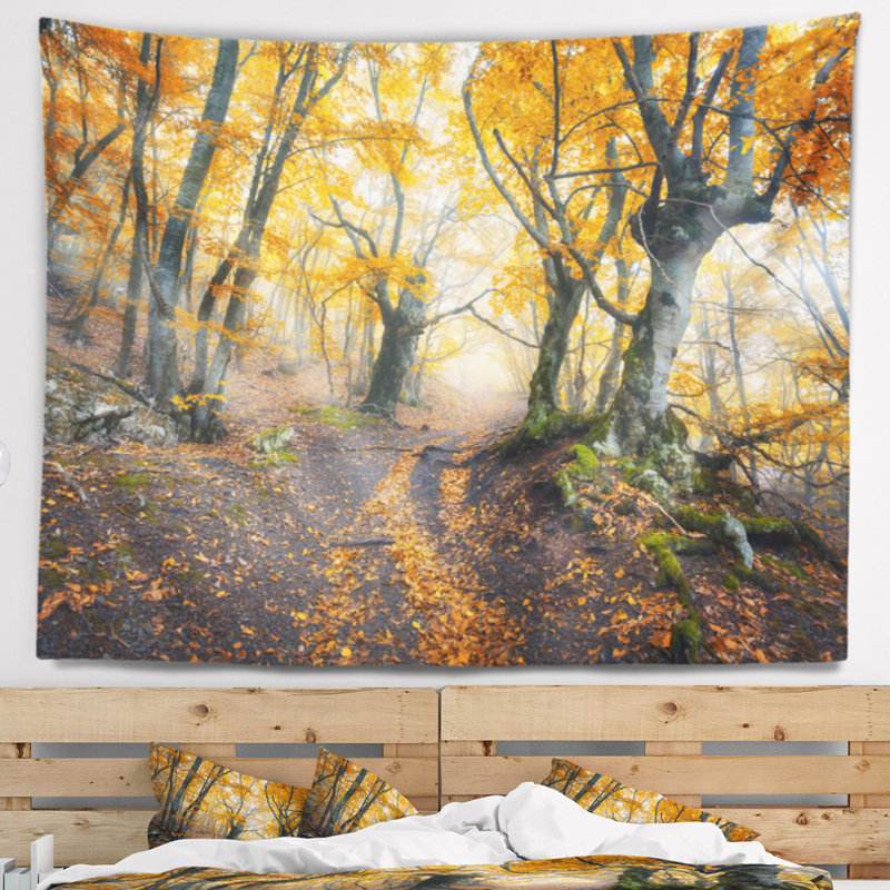 Vieille forêt jaune foncé dans une tapisserie de brouillard Landscape, H 78 po x l 92 po