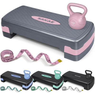 Ensemble de plate-forme d'aérobie rose avec kettlebell et ruban à mesurer, steppers aérobiques pour l'exercice à la maison, rehausseur de marche réglable à 2 niveaux avec surface antidérapante
