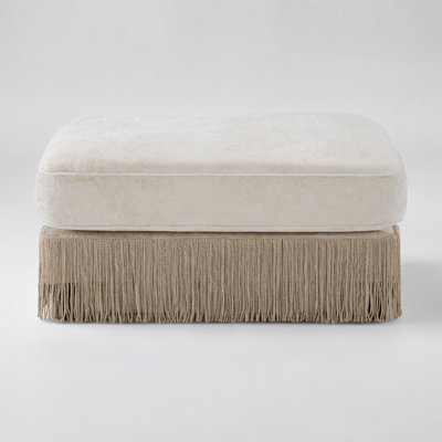 Canapé d'angle modulaire en velours avec motif Chesterfield et jupe à pompons, idéal pour des espaces de vie polyvalents et élégants.
