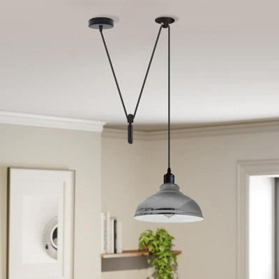 Luminaire suspendu courbé 2M avec abat-jour de style campagnard. Comprend un système de poulie suspendue et une base E26. Idéal pour les îlots de cuisine et les salles à manger