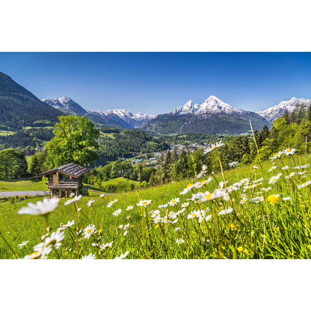 Leinwandbild Idyllische Landschaft in den Alpen mit traditioneller Berghütte