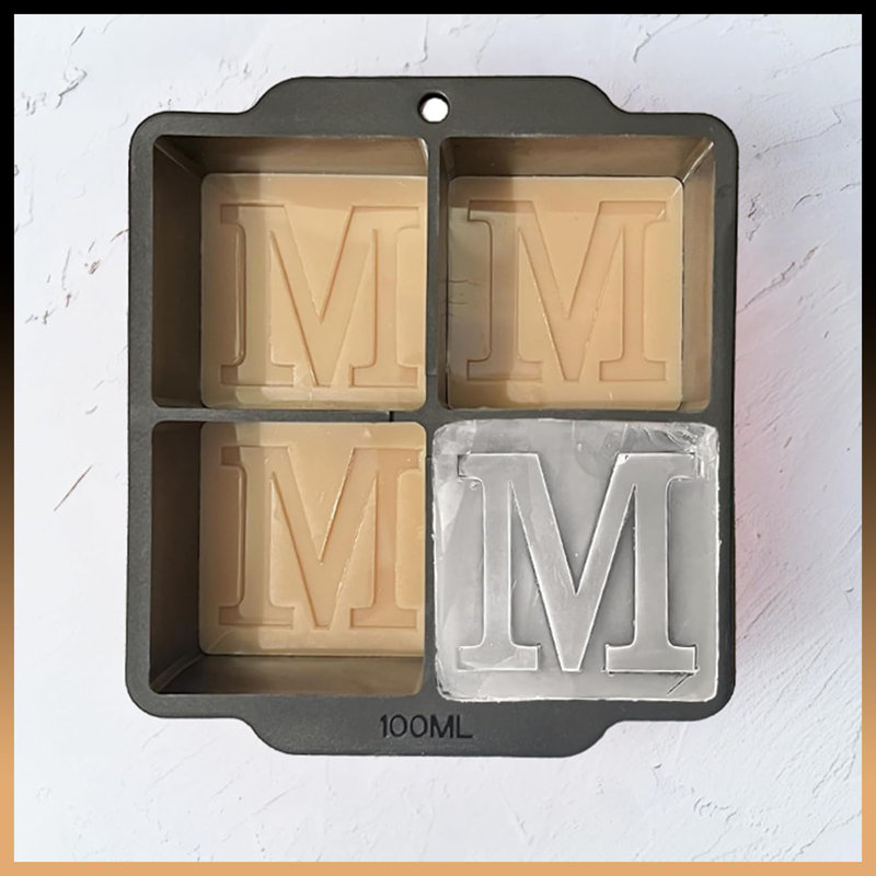 Moule à glaçons personnalisé en forme de lettre M avec monogramme personnalisé - grand plateau de glace en silicone de 2 pouces, cadeau personnalisé parfait (idéal pour les cocktails, le whisky et les boissons),