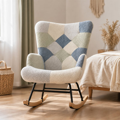 Chaise berçante à haut dossier, structure en acier mat recouverte de molleton doux, conception en patchwork, chaises berçantes en bois d'hévéa, avec poche de rangement latérale, style campagne moderne, convient à la chambre de bébé, au salon, à la chambre à coucher et au bureau