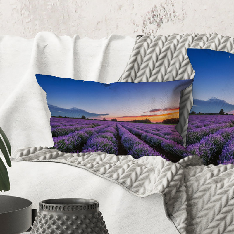 Rectangle, lever de soleil et nuages dramatiques au-dessus du champ de lavande I - Coussin décoratif imprimé maison de campagne