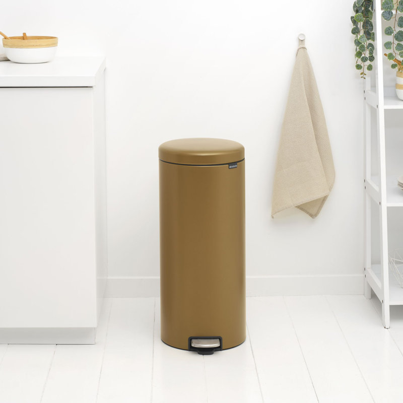 Poubelle à pédale newIcon, 8 gallons (30 litres), Laiton brossé