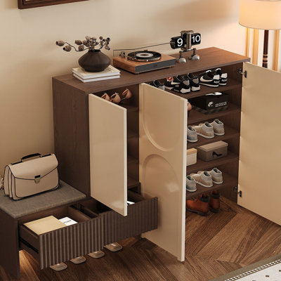 Armoire à chaussures moderne et minimaliste avec une banquette