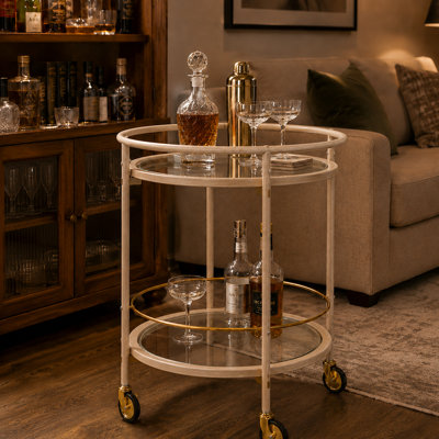 Style moderne glamour avec cadre circulaire aux accents dorés et chariot de bar rond à deux niveaux de verre pour les salons de cuisine et les réceptions en appartement.