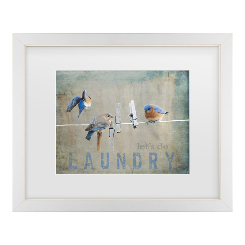 «Laundry Day Bluebirds» par Jai Johnson, H 13 po x l 16 po x P 0,75 po, Blanc
