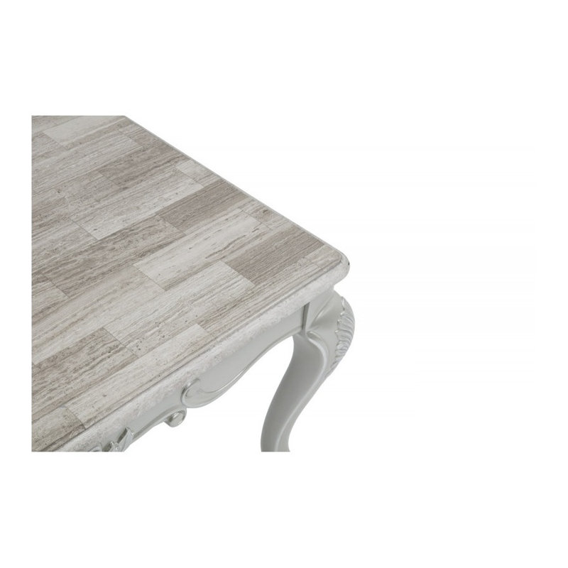 Table de bout traditionnelle en faux marbre avec sculptures ornées et pieds cabriole en blanc antique