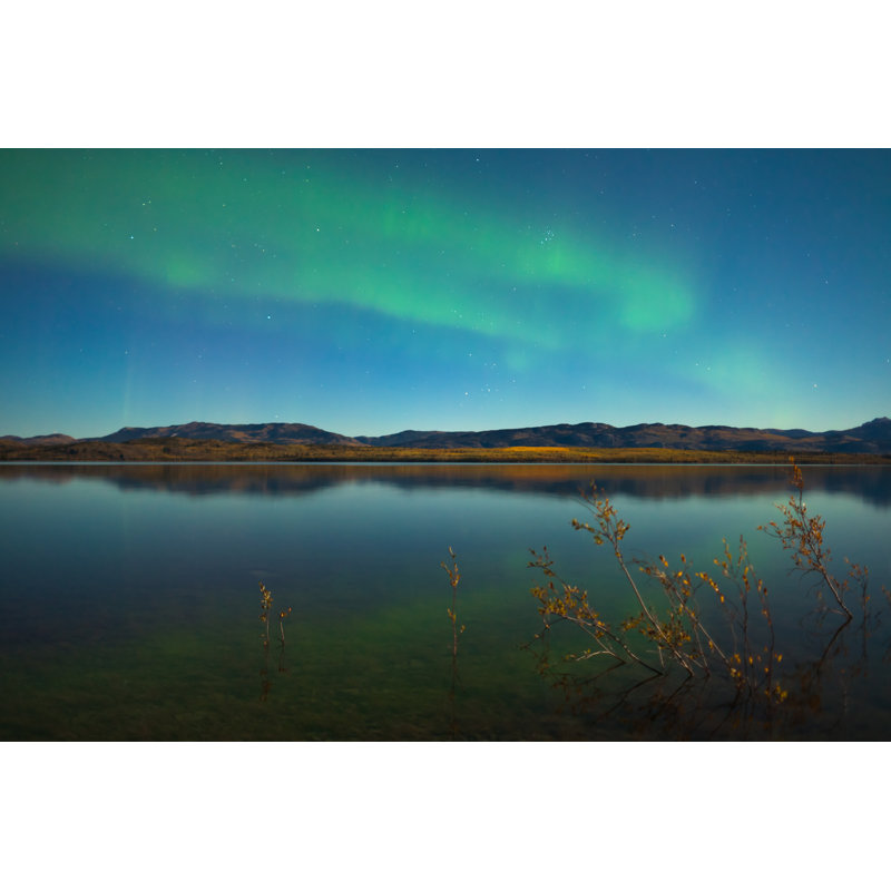 «Northern Lights at Lake» par Pi-Lens - Photographie sur toile tendue, L 36 po x H 24 po
