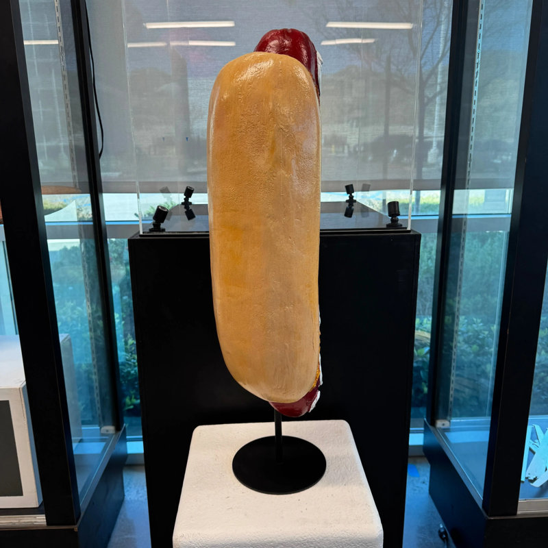 Statue de petit hot-dog sur base