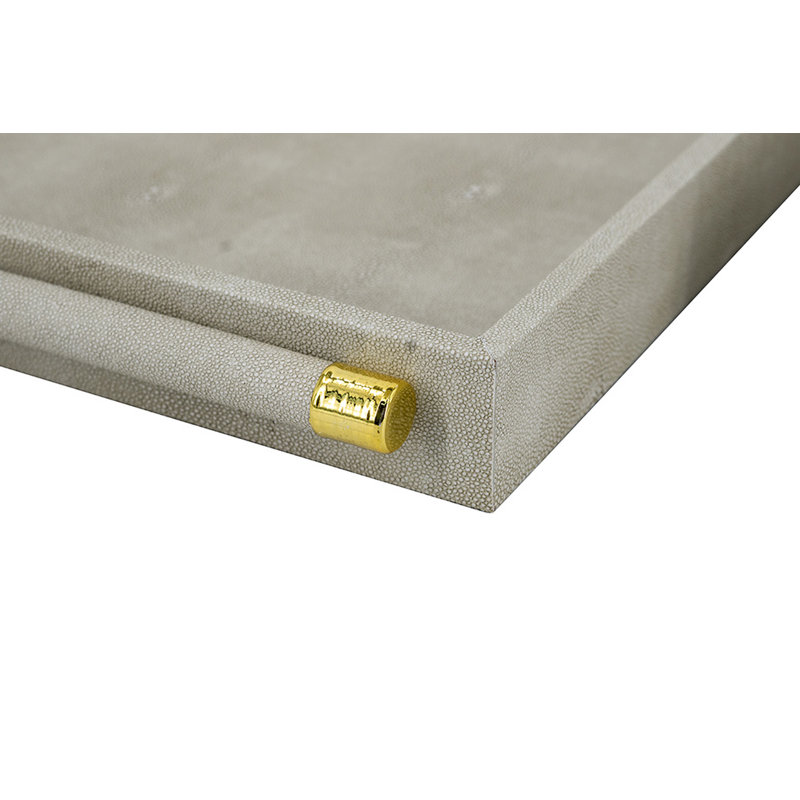 S / 2 plateaux décoratifs en similicuir gris avec poignées dorées L: 19,5 x 12 x 1,5 po S: 17 x 10 x 1,5 po