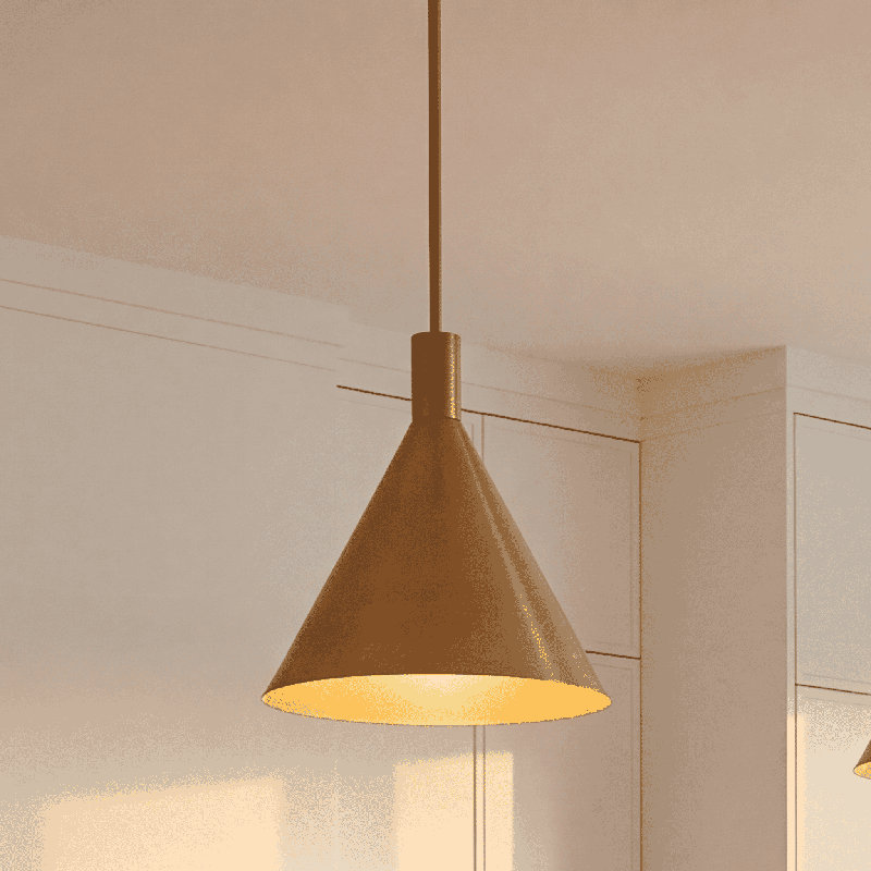 Luminaire suspendu conique en laiton à 1 lumière Pharos