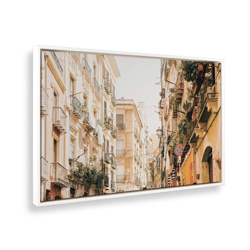 Alleyway Allure, reproduction sur toile, H 24,75 po x l 36,75 po x P 1,75 po, Cadre opaque blanc, 1