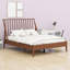 Lit plateforme en bois avec tête de lit haute, avec lattes de bois et support en métal, style Mid-Century moderne-490949826-490949829