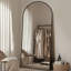 Miroir surdimensionné arqué en métal surdimensionné-543396699-570231710