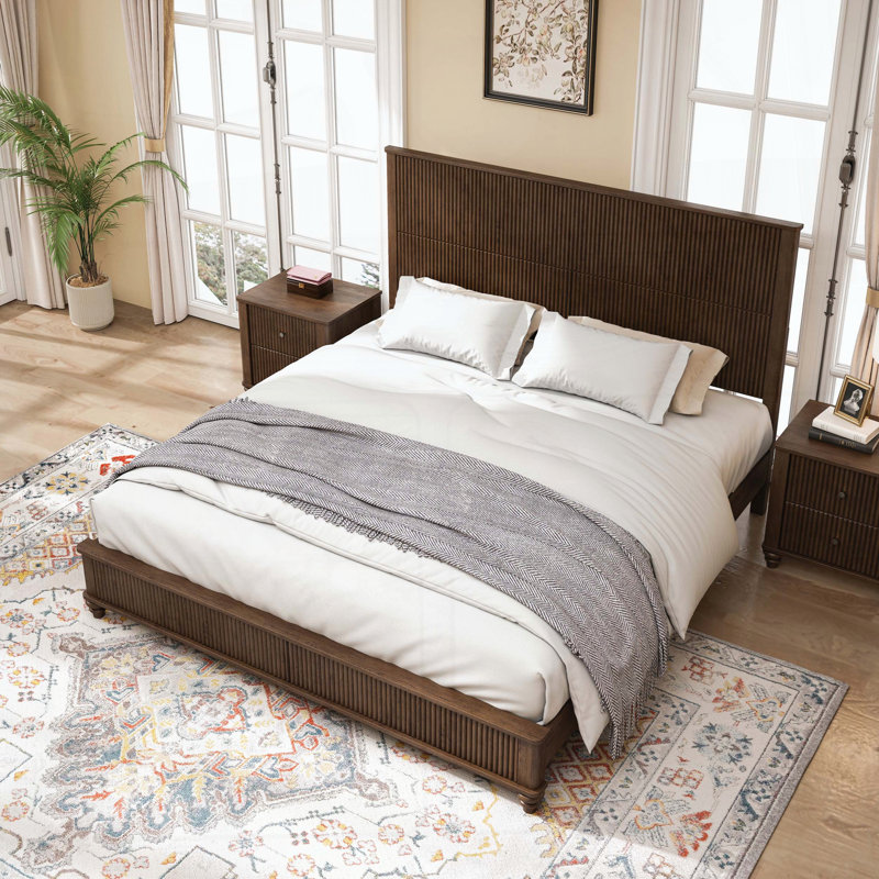 Ensemble de chambre à coucher 3 pièces: très grand lit avec 2 tables de chevet