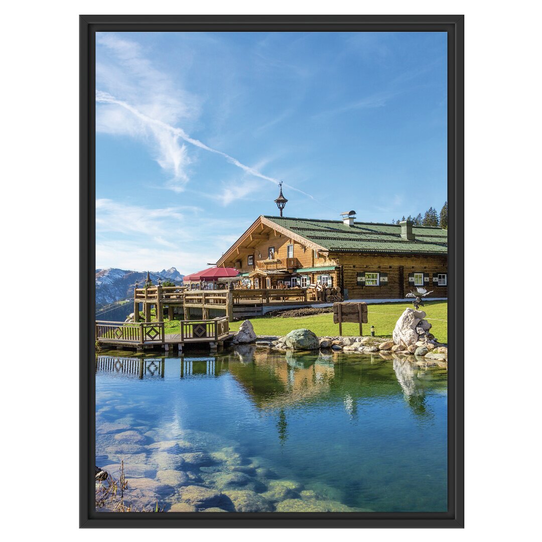 Gerahmtes Wandbild Schönes Holzhaus in den Alpen