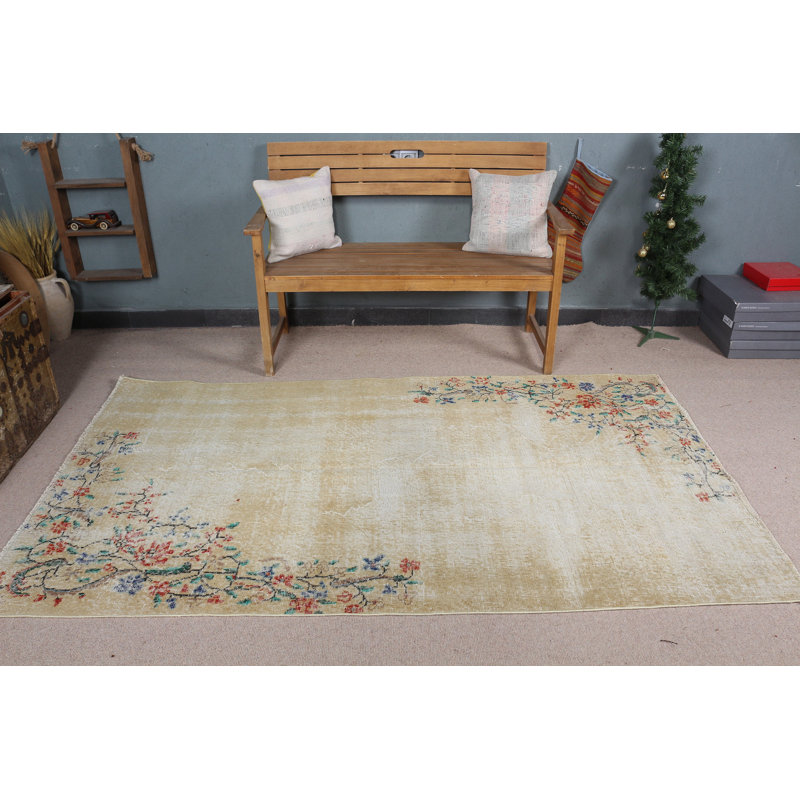 Tapis turc rétro fabriqué à la main avec un motif floral parfait pour tout espace de vie