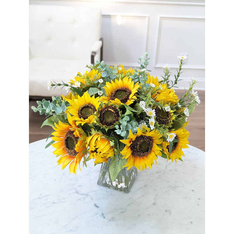 Arrangement de tournesol en fausse eau