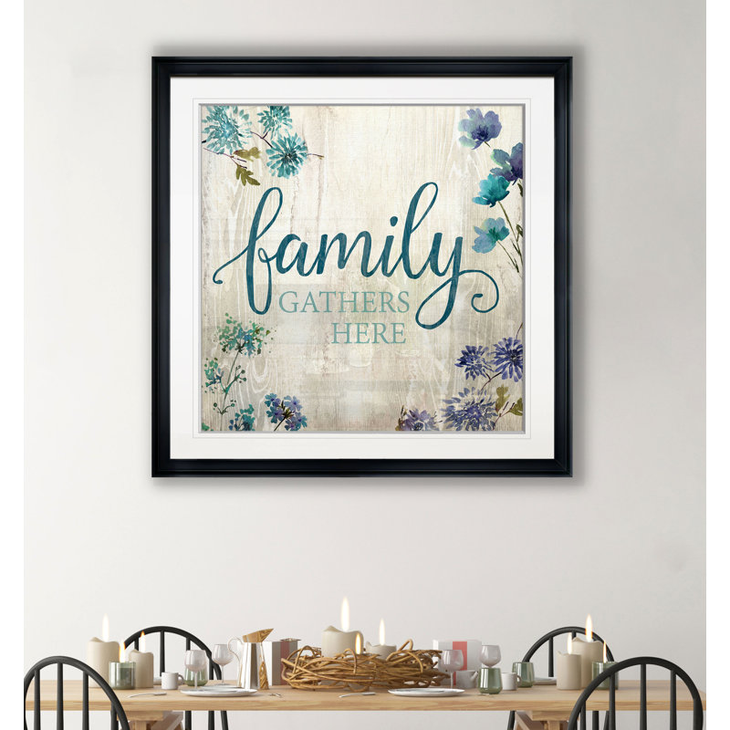 «Family Gather Here», art textuel, H 17,5 po x l 17,5 po x P 1,5 po, Cadre plastique noir