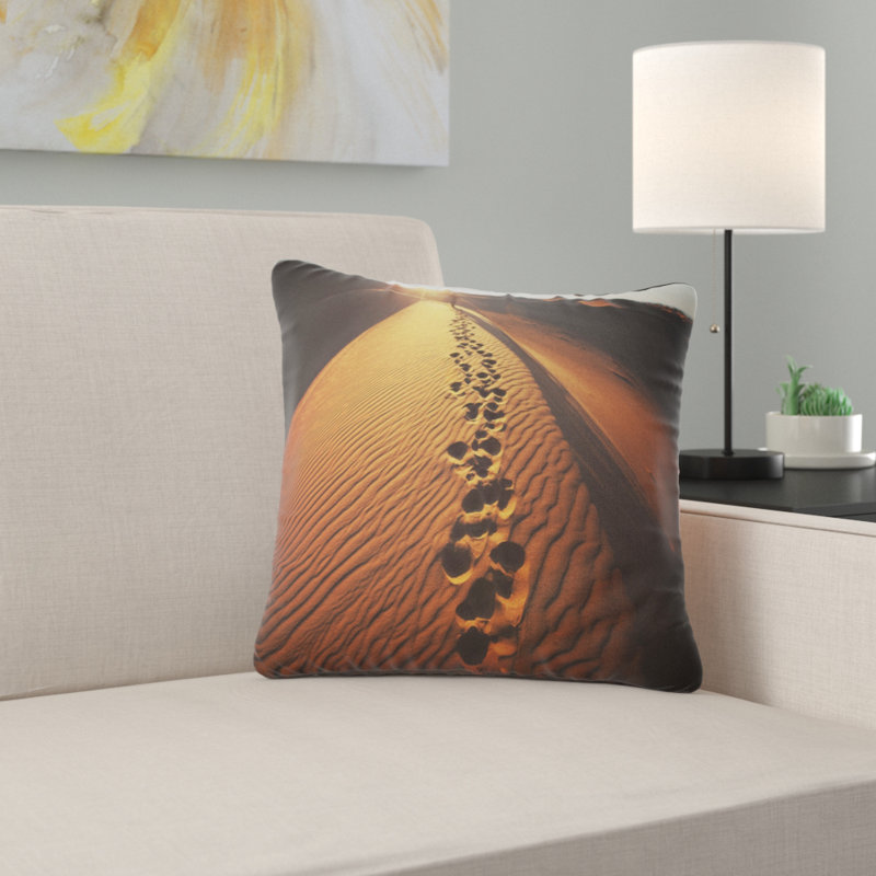 Empreintes de pas dans le désert du désert de Hikers - paysage imprimé, 18 po x 18 po, Coussin décoratif