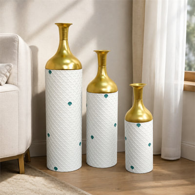 ensemble de trois vases en métal trois pièces pour la décoration intérieure d'un vase de sol imprimé en feuille d'or et d'un grand vase en or blanc pour rehausser l'ambiance de votre entrée