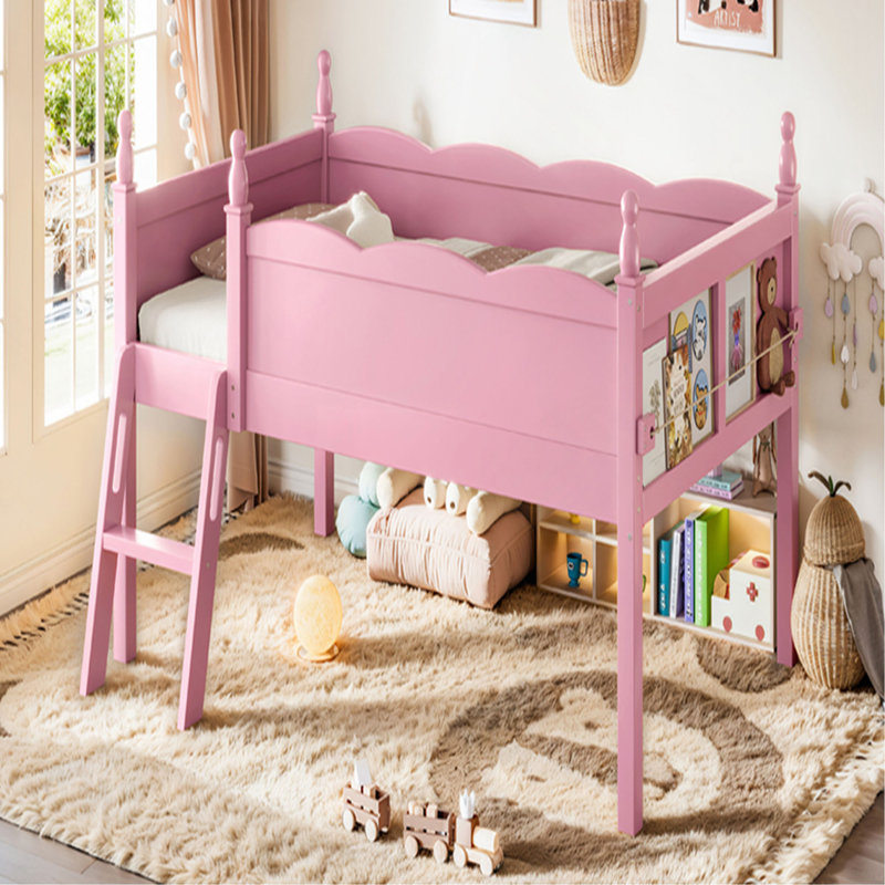 Lit mezzanine simple avec garde-corps pleine longueur, lit mezzanine bas en bois massif avec échelles et tablette à côté, forme chic et conception à profil bas